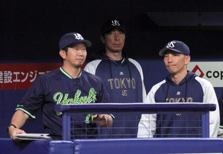 　９回表、戦況を見守る高津監督（中）