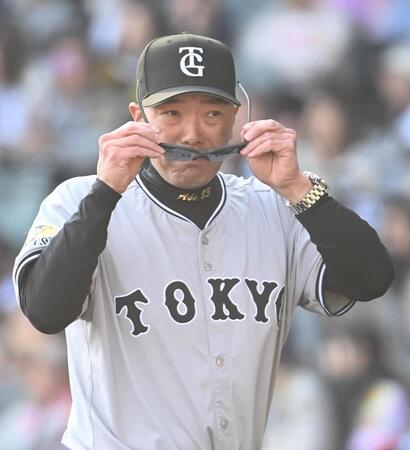 　７回表終了後、選手交代を告げ、ベンチに戻る阿部監督