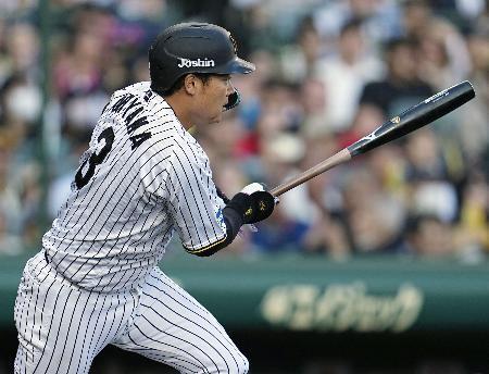 　８回阪神１死一、二塁、大山が左翼線に勝ち越し二塁打を放つ＝甲子園