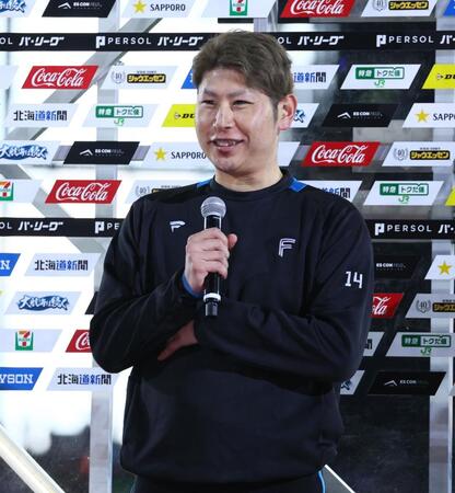 　お立ち台で子どもインタビュアーの質問に笑顔を見せる加藤貴（撮影・中島達哉）