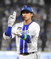 　中日戦で左前適時打を放ち、ポーズを決める森敬＝３月２８日