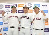 　ポーズを決める（左から）早大・寺尾拳聖、徳丸快晴、小沢周平（撮影・西岡正）