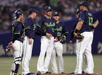 　２回、マウンドに集まる奥川（左から３人目）らヤクルトナイン
