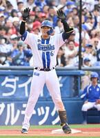 　３回、先制三塁打を放ち、ポーズをとる・蝦名