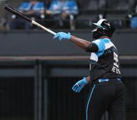 　７回、勝ち越しソロを放ち、打球を見つめるレイエス（撮影・中島達哉）