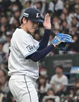 　７回、広岡を三塁ゴロに仕留めグラブを叩く隅田（撮影・持木克友）