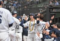 　４回、左越え３点本塁打を放ちナインに迎えられる長谷川（撮影・持木克友）