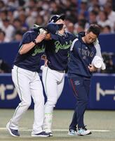 　２回、負傷しベンチに戻る長岡（中）