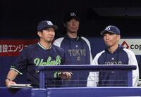 　９回表、戦況を見守る高津監督（中）