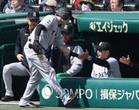 　１回、岡本の先制中犠飛で生還した泉口（左）を迎える阿部監督（撮影・中田匡峻）