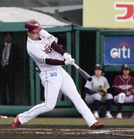 　２回、阿部が左越えに先制ソロを放つ