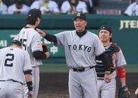 　８回、田中瑛（左）に降板を告げる阿部監督（撮影・中田匡峻）