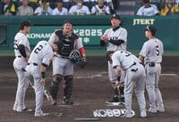 　８回、マウンドに集まる阿部監督（中央右）ら巨人ナイン（撮影・中田匡峻）