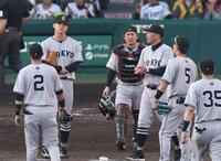 　８回、阿部監督（中央右）に降板を告げられる田中瑛（左）＝撮影・中田匡峻