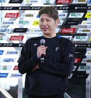 　お立ち台で子どもインタビュアーの質問に笑顔を見せる加藤貴（撮影・中島達哉）