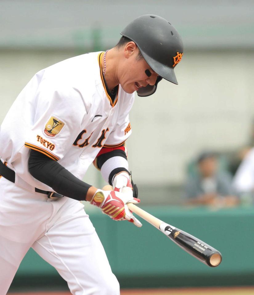 　６回、右飛に倒れる坂本