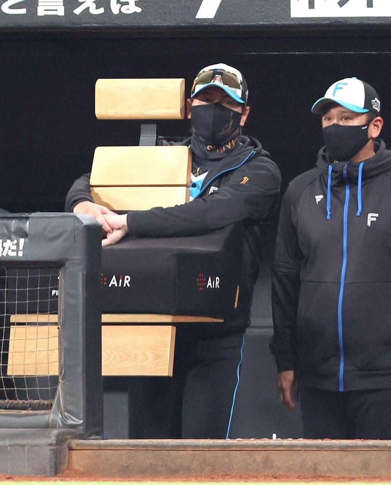 　７回、ベンチシートの後ろから戦況を見つめる新庄監督（左）＝撮影・中島達哉