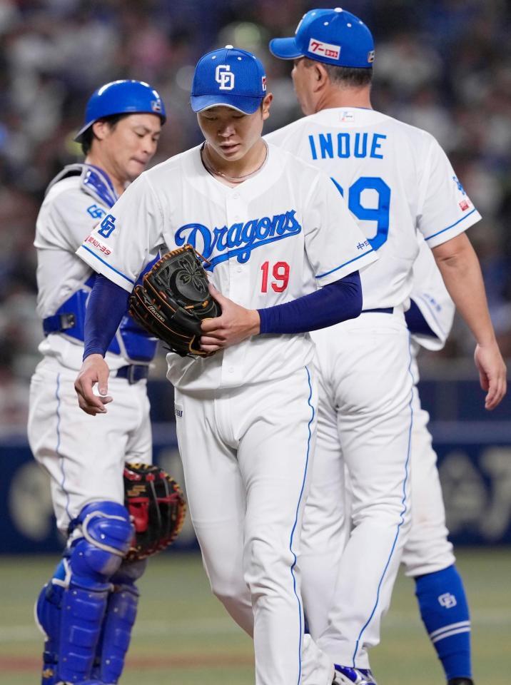 　４回、サンタナに押し出し四球を与え降板する先発の高橋宏