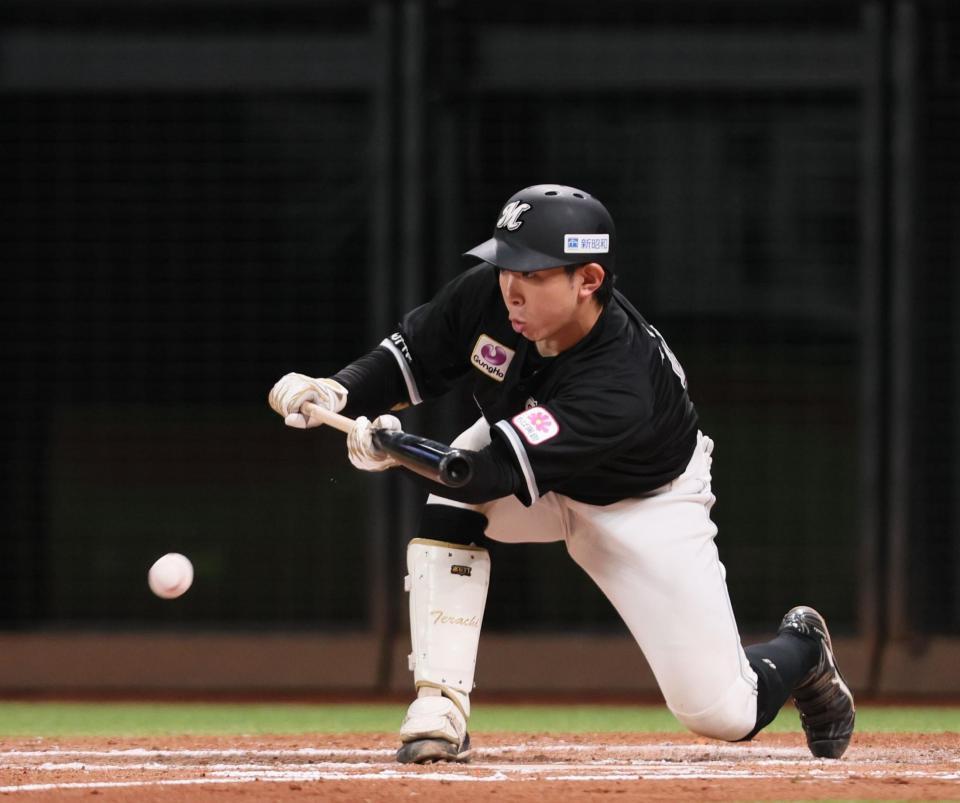 　７回、セーフティスクイズを決める寺地（撮影・中島達哉）