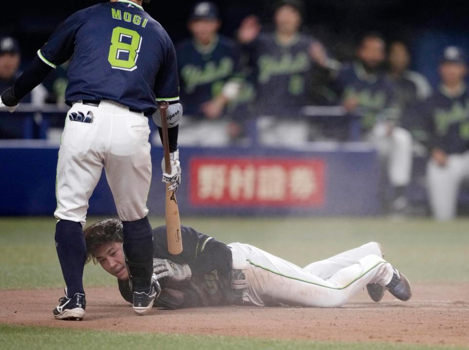 　３回、打者茂木のとき、重盗で三走赤羽が同点の生還