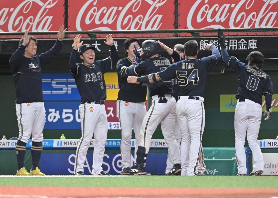 　１０回、左中間に勝ち越し本塁打を放った若月を出迎えるオリックスナイン（撮影・持木克友）