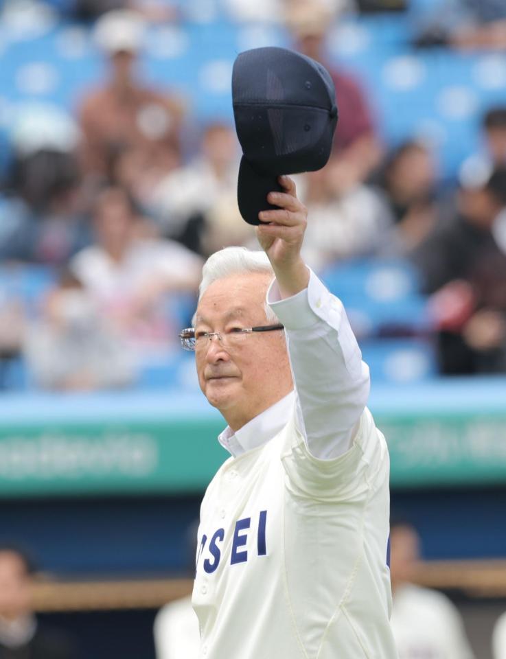 　始球式を終えて帽子を振る山中正竹氏（撮影・西岡正）