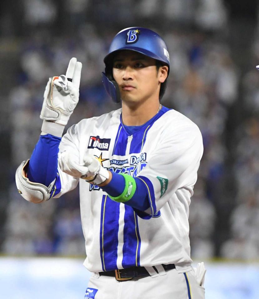 　中日戦で左前適時打を放ち、ポーズを決める森敬＝３月２８日