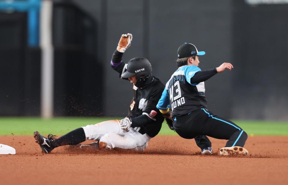 　１回、二盗を決める岡（野手・水野）＝撮影・中島達哉