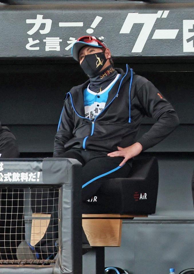 　１回、岡の二塁盗塁の判定にリクエスト。リプレー検証の映像を見る新庄監督（撮影・中島達哉）