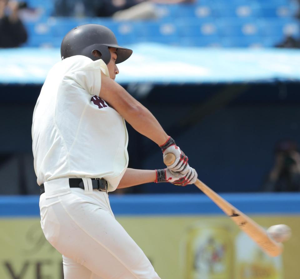 　８回、適時三塁打を放つ早大・徳丸快晴（撮影・西岡正）