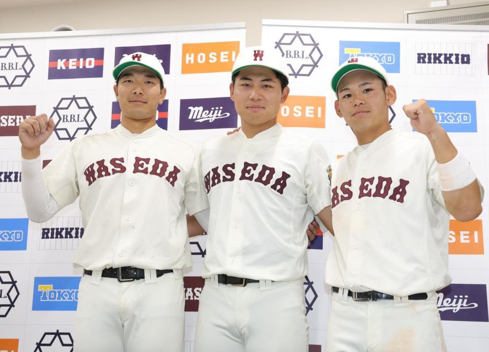 　ポーズを決める（左から）早大・寺尾拳聖、徳丸快晴、小沢周平（撮影・西岡正）