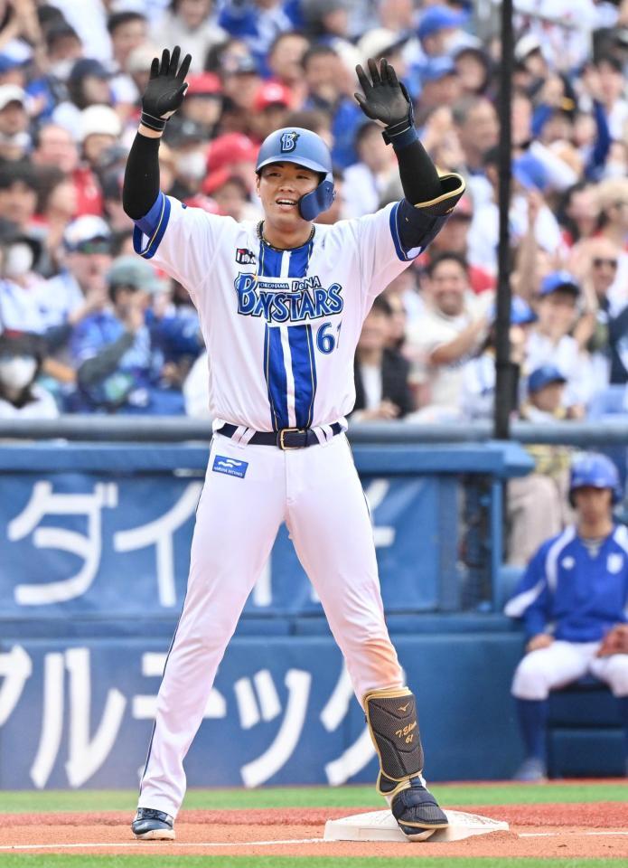 　３回、先制三塁打を放ち、ポーズをとる・蝦名