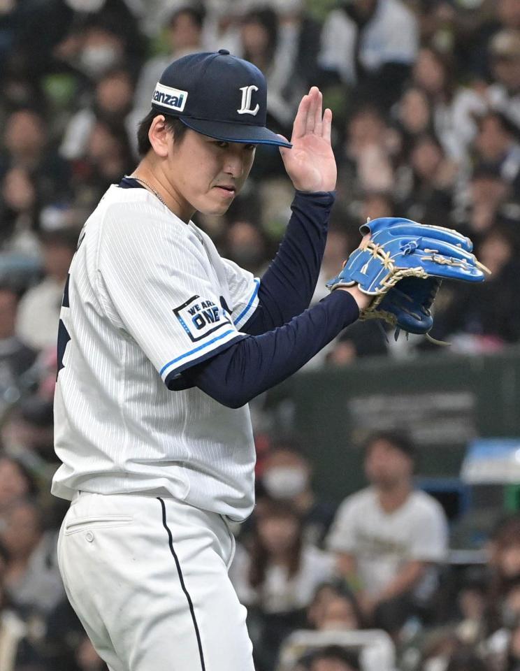 　７回、広岡を三塁ゴロに仕留めグラブを叩く隅田（撮影・持木克友）