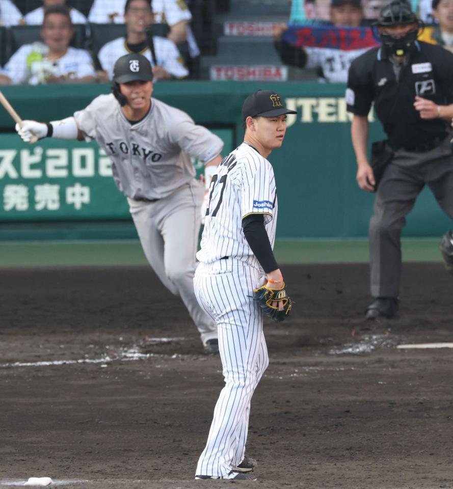 　８回、大城卓（奥）を遊ゴロに打ち取る及川（撮影・中田匡峻）