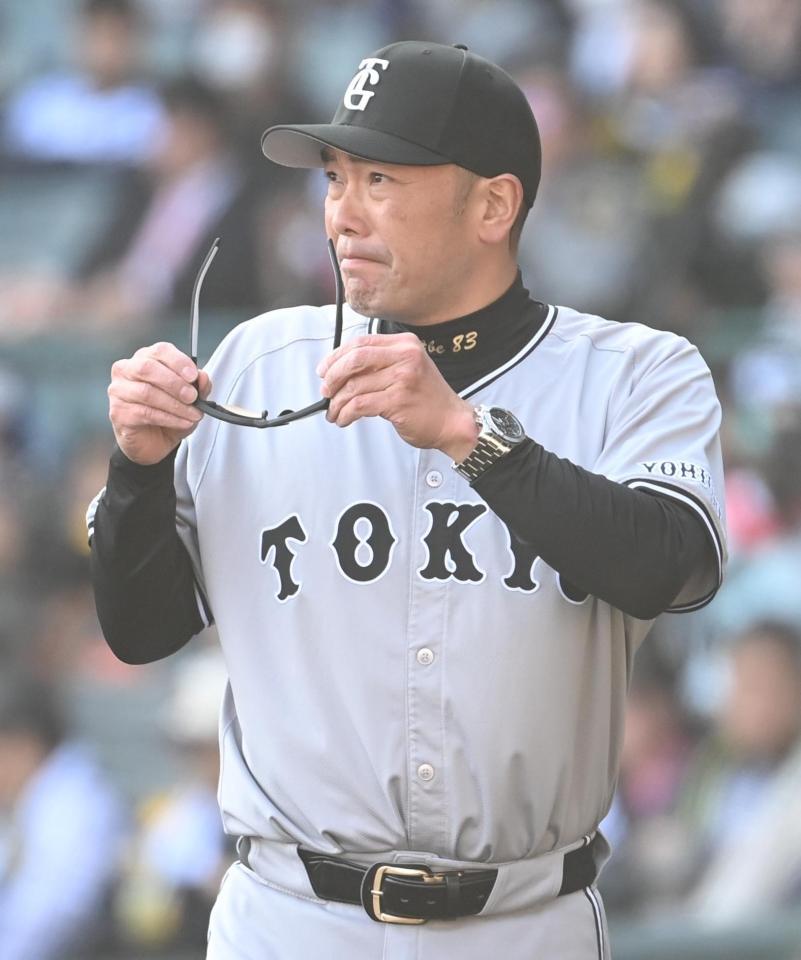 　７回表終了後、選手交代を告げ、ベンチに戻る阿部監督