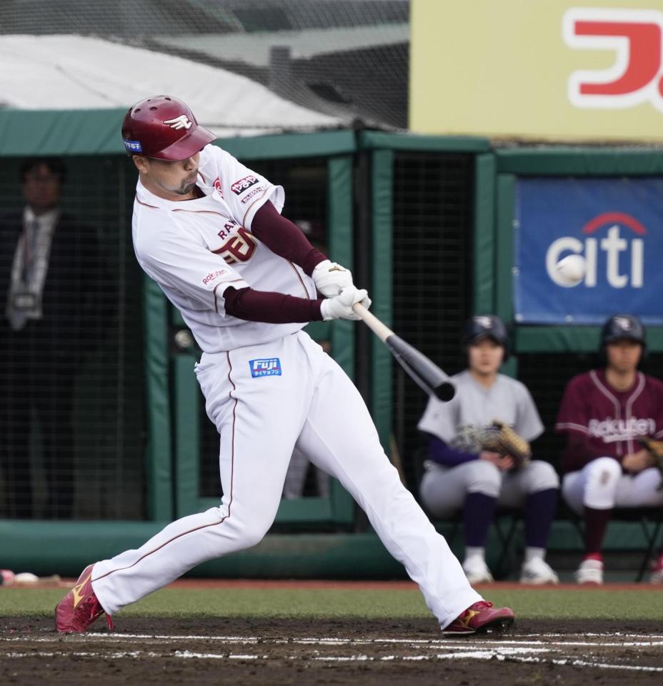 　２回、阿部が左越えに先制ソロを放つ