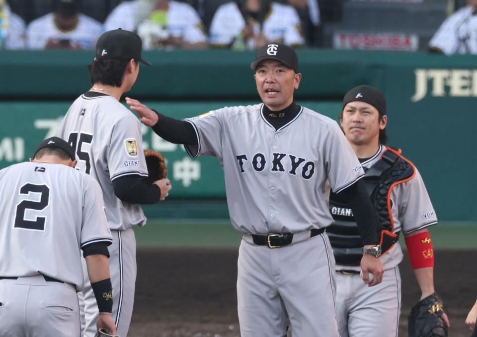 　８回、田中瑛（左）に降板を告げる阿部監督（撮影・中田匡峻）