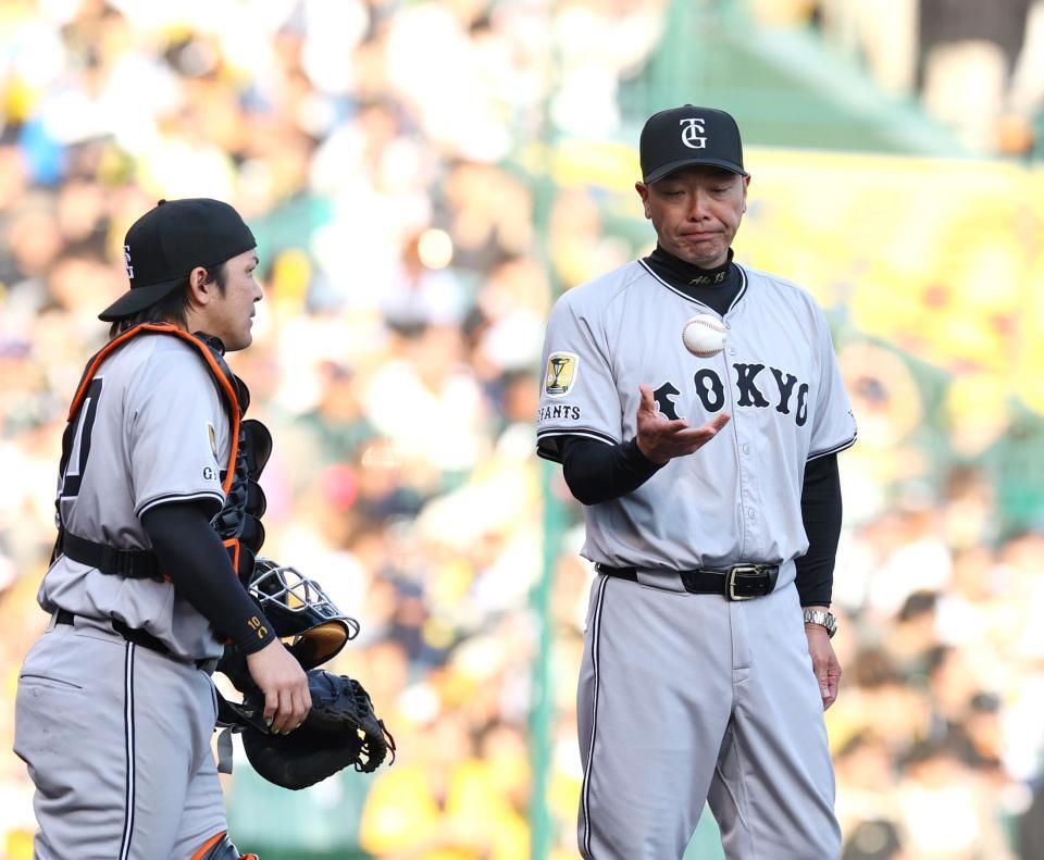 　８回、追加点を奪われ阿部監督はマウンドでさえない表情を見せる（左は甲斐）＝撮影・山口登