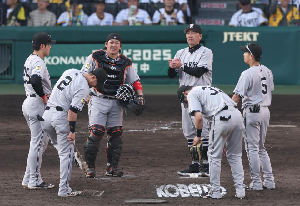 　８回、マウンドに集まる阿部監督（中央右）ら巨人ナイン（撮影・中田匡峻）