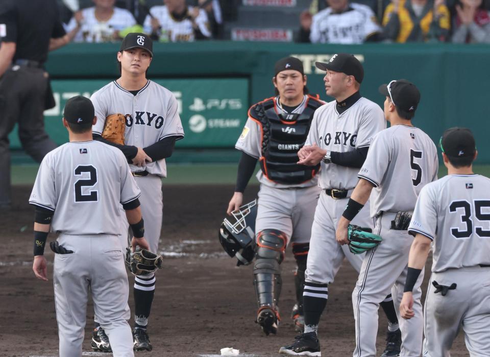 　８回、阿部監督（中央右）に降板を告げられる田中瑛（左）＝撮影・中田匡峻