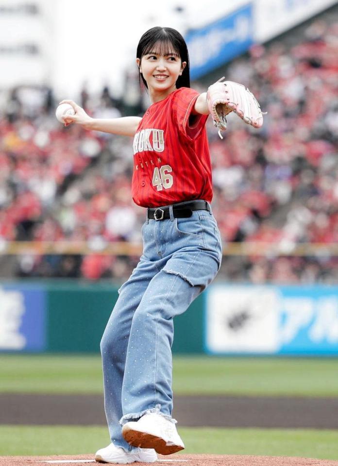 　始球式を務める久保史緒里（楽天野球団提供）