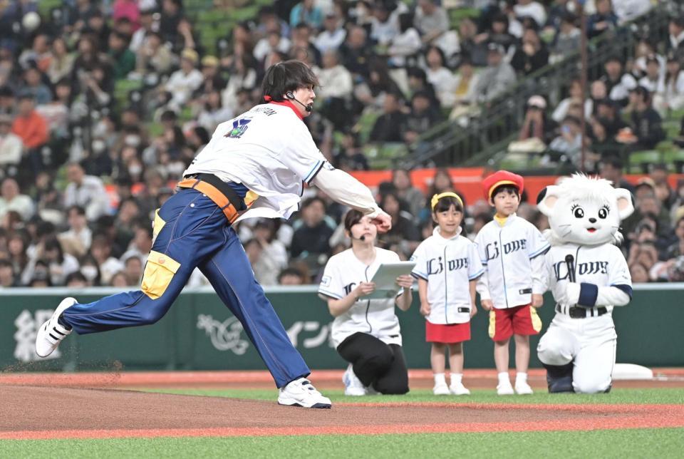 　始球式を務める梶谷直史アナウンサー（撮影・持木克友）