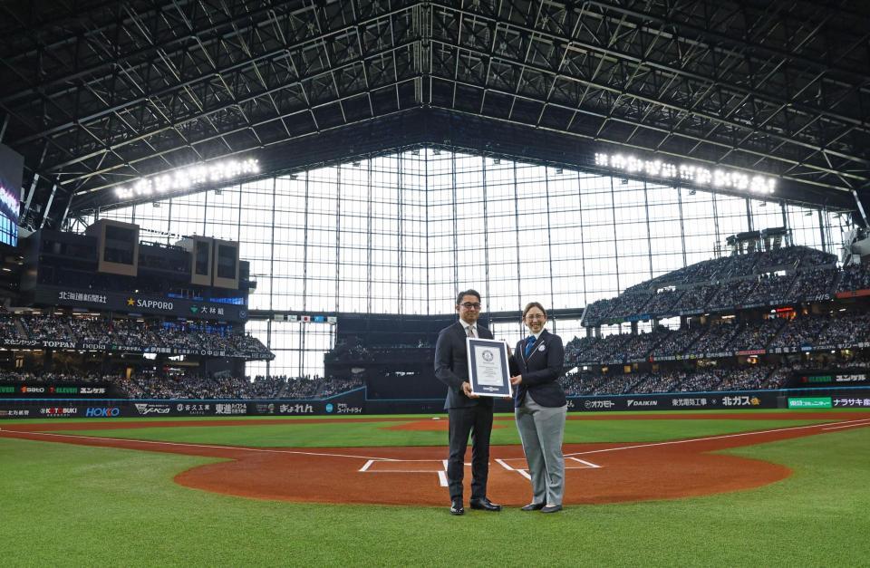 　エスコンフィールドＨＯＫＫＡＩＤＯがギネス世界記録™に認定され、認定証を手にする常務取締役開発本部長の前沢賢氏（左）＝撮影・中島達哉