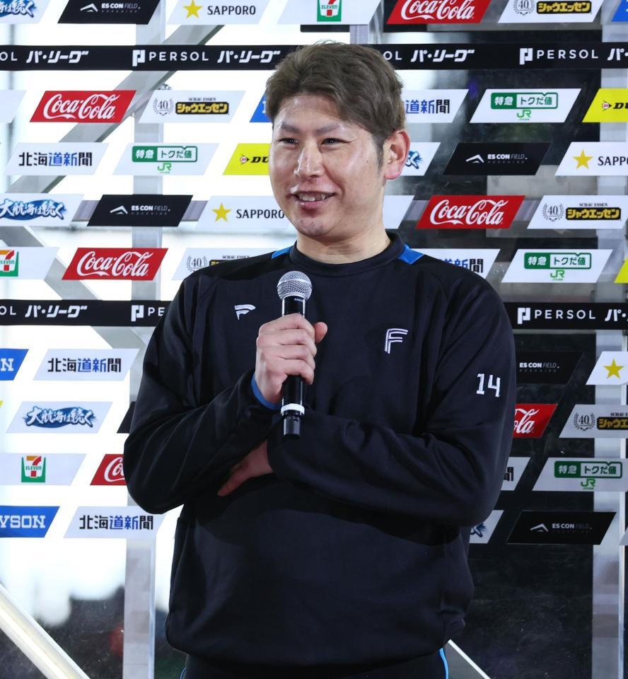 　お立ち台で子どもインタビュアーの質問に笑顔を見せる加藤貴（撮影・中島達哉）