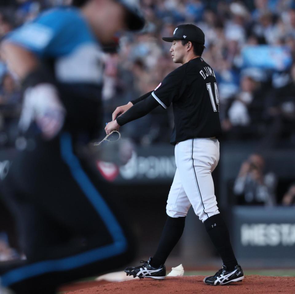 　７回、野村（左）に同点ソロを浴びる小島（撮影・中島達哉）