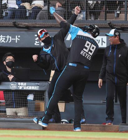 　７回、勝ち越しソロを放ったレイエス（９９）とポーズを決める新庄監督（撮影・中島達哉）