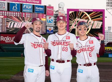 　ヒーローインタビューを終え、ポーズをとる（左から）阿部、内、村林