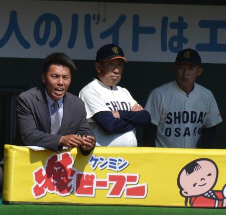 ベンチで指揮を執る大商大・高瀬代行監督（中央）