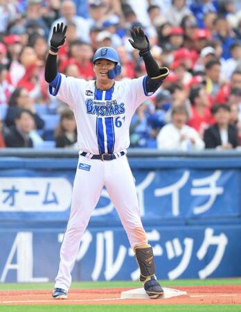 　３回、先制適時三塁打を放ち、塁上で喜ぶ蝦名（撮影・伊藤笙子）