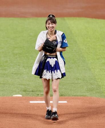 　ファーストピッチセレモニーで投球後、笑顔を見せるモーニング娘。’２５・牧野真莉愛（撮影・中島達哉）